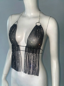 Détail du haut licou à franges en strass avec chaînes en métal pour tenue de festival