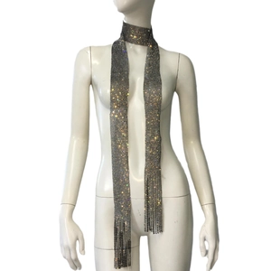Écharpe en maille strass argentée scintillante avec paillettes et longues franges