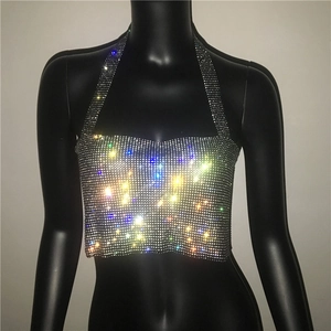 Détail de strass colorés sur un crop top dos nu avec une base métallique brillante