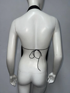 Détail du haut dos nu noir avec laçage à l'arrière et coupe ajustée sexy