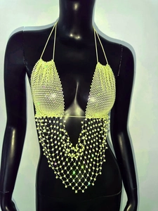 Dettaglio top a fascia con strass scintillanti e frange a rete per feste e club