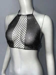 Détail du crop top noir en résille avec strass brillants pour festivals de musique