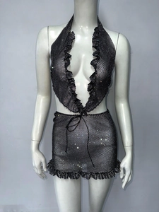 Détail d'un ensemble deux pièces en maille noire avec strass brillants et col licou sexy