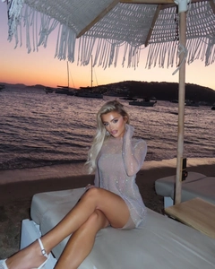 Dettaglio dell'abito in rete trasparente con strass scintillanti al tramonto al mare