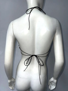 Détail des lanières dorsales de ce haut dos nu noir sexy avec design croisé