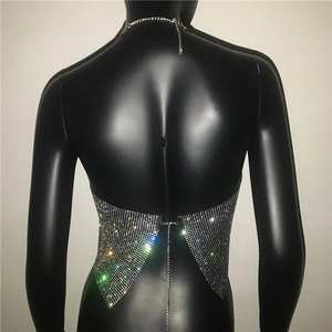 Vista posteriore del top all'americana con strass argento, catene in metallo e rete lucida