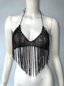 Détail d'un haut licou noir sexy avec des franges en strass pour les festivals de musique