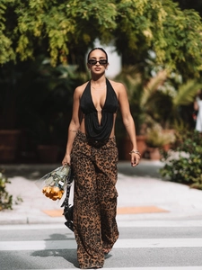 Haut dos nu noir chic avec décolleté en V profond et pantalon léopard à jambes larges