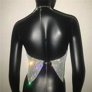 Dettaglio posteriore di un top a fascia con strass argento e catene in metallo regoli