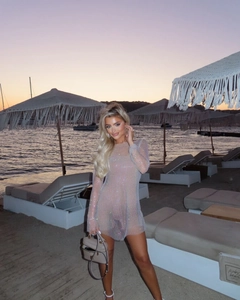 Dettaglio dell'abito in rete con strass argento e cristalli scintillanti per look da spiaggia