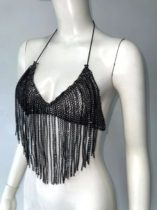 Détails des franges de strass noirs et perles sur ce haut de fête dos nu sexy