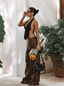 Haut licou noir sexy assorti d'un pantalon large vintage à imprimé léopard chic