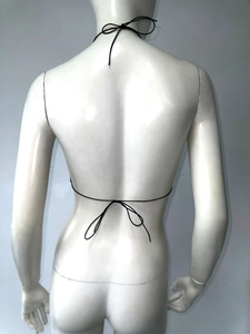 Détail du haut dos nu noir avec des lacets réglables sur un mannequin d'exposition