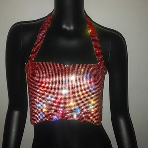 Détail du haut dos nu rouge avec résille de cristal scintillante sur un mannequin noir