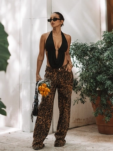 Haut dos nu sexy noir à licou assorti d'un pantalon large à imprimé léopard