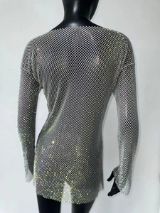 Dettaglio dell'abito in rete con strass luccicanti a maniche lunghe per occasioni speciali