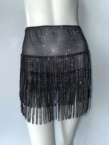 Detailansicht des schwarzen Strass-Fransen-Minirocks mit Netzgewebe und glitzernden Quasten