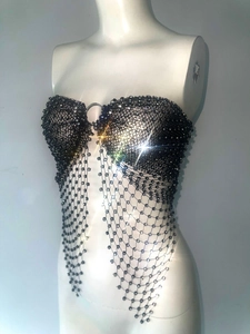 Détail du gilet chaîne de corps en résille noire avec strass et bonnets structurés
