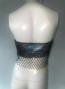 Détail du haut court noir en résille avec strass argentés brillants sur un mannequin