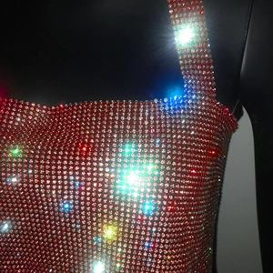Dettaglio del top in maglia metallica rossa con strass scintillanti per feste