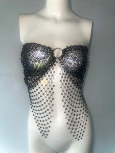 Détail de la chaîne de corps en maille noire avec strass brillants et connecteur en métal