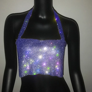 Détail du haut court violet en strass avec maille métallique et cristaux étincelants