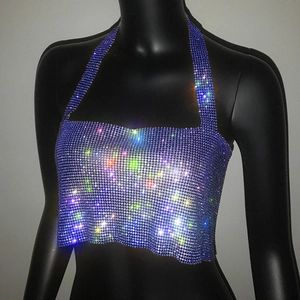 Dettaglio macro del crop top viola con strass scintillanti e scollatura all'americana