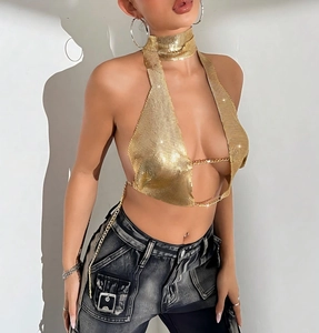 Detailansicht des goldenen Mesh-Halterneck-Tops mit Ketten und passendem Choker