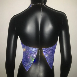 Dettaglio del top all'americana con strass viola con schiena scoperta e catene