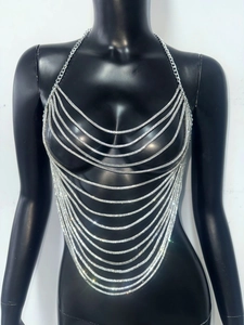 Détail d'une chaîne de corps multicouche en strass argentés sur un mannequin noir
