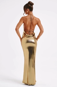 Détail d'une robe de soirée dorée métallique avec bretelles croisées et dos nu drapé élégant