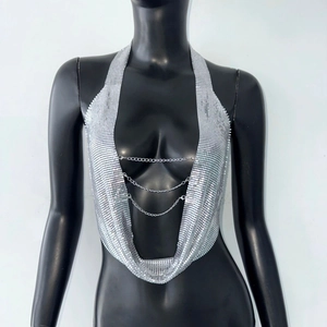 Détail du haut dos nu à paillettes argentées avec triple chaîne pour les festivals