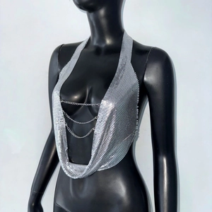 Détail du haut dos nu à paillettes argentées avec chaînes métalliques décoratives