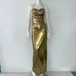 Détail de la robe dorée montrant la texture brillante et la coupe moulante