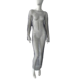 Dettaglio del vestito lungo in rete trasparente con strass scintillanti e maniche