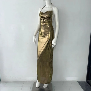 Détail de la robe dorée métallisée avec col bénitier et tissu brillant réfléchissant