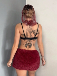 Sexy rotes Pailletten-Netzoberteil mit Kapuze und Kunstpelz-Minirock-Set für Musikfestivals
