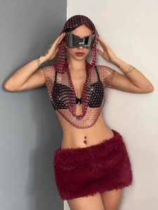 Sexy rotes Pailletten-Netzoberteil mit Kapuze und Kunstpelz-Minirock für Partys