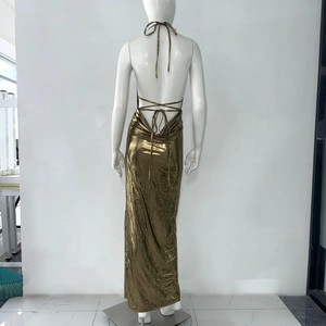 Détail de la robe dorée métallisée dos nu avec laçage croisé présenté sur un mannequin
