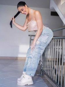 Top a lupetto con strass oro champagne e jeans cargo in denim in stile sexy
