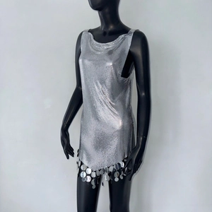 Détail du tissu en maille métallique et franges à paillettes argentées sur la robe
