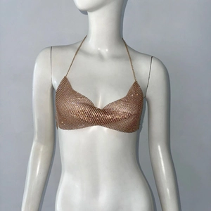 Détail de la bralette dorée en strass avec design en maille et nœud central torsadé