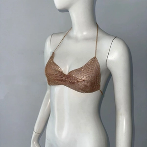 Détail du haut court en maille de strass doré champagne avec licou en chaîne métal