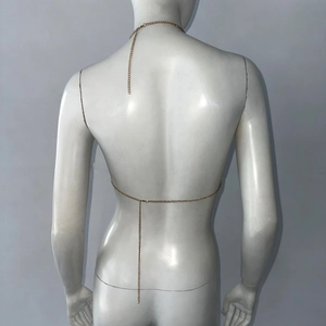 Vue détaillée du dos d'un bijou de corps sexy en chaîne dorée sur un mannequin blanc