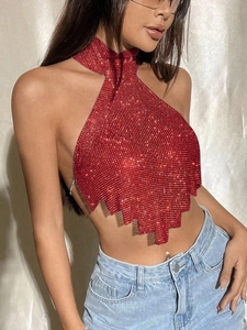 Detail eines roten Neckholder-Tops mit Strasssteinen, Metallnetz und unregelmäßigem Saum