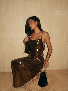Robe longue chic en bronze métallisé avec bretelles fines et effet or liquide de soirée