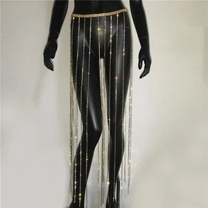 Makro-Detail von funkelnden Strass-Quasten und silberner Kette für Party-Outfits