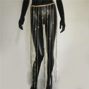 Detail eines luxuriösen Strass-Fransenrocks mit funkelnden Kristallquasten für Partys