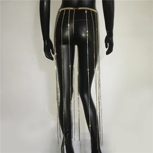 Detailansicht der hoch taillierten Körperkette mit glitzernden Straßfransen auf Mannequin