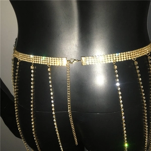 Nahaufnahme der goldenen Taillenkette mit dreireihigen Straßsteinen und langen Fransen